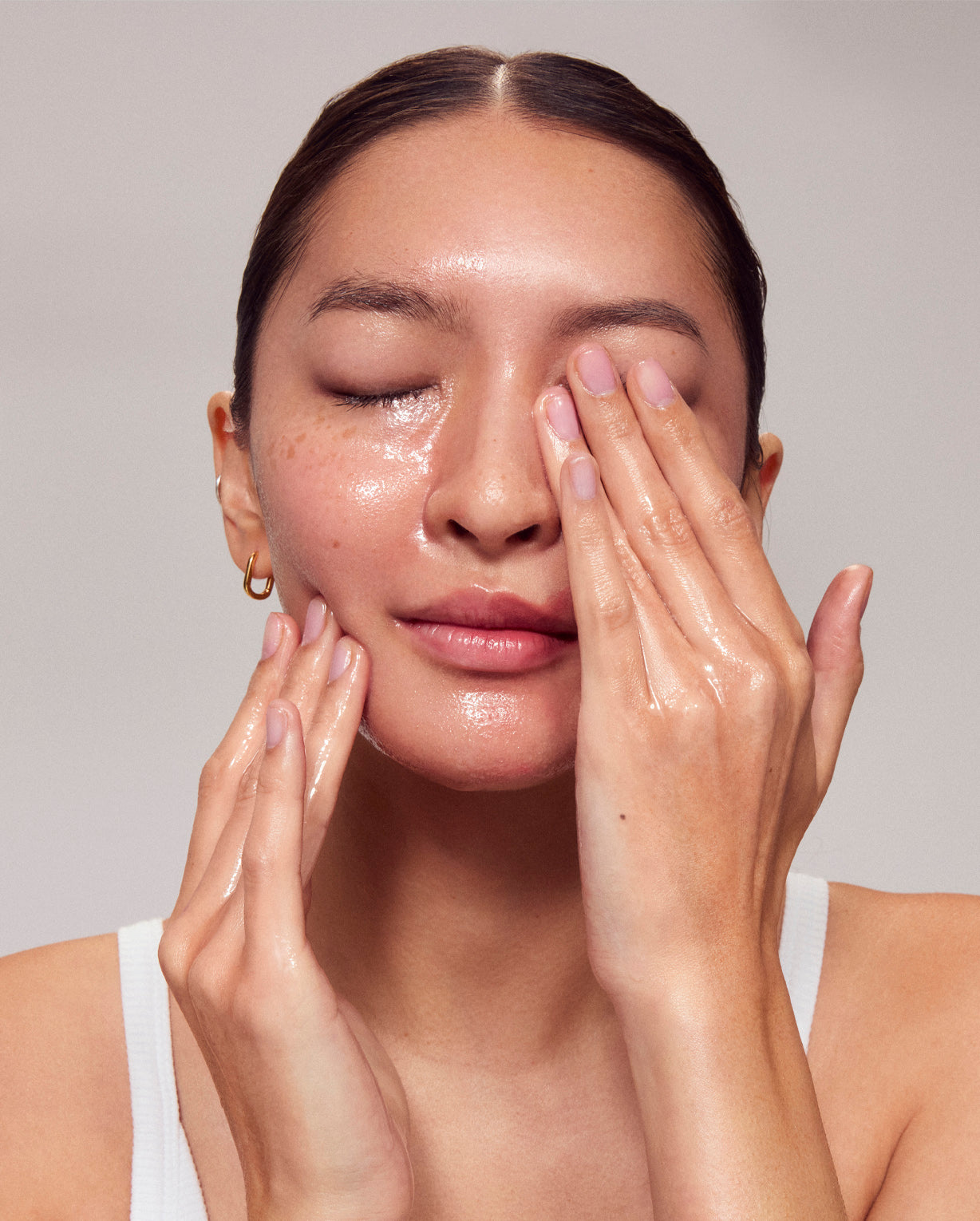 model washing face with Algae Enzyme Cleansing Oil