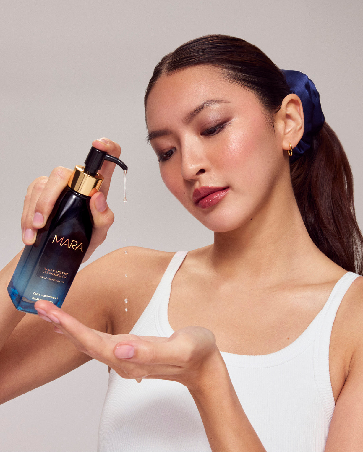model pumping Algae Enzyme Cleansing Oil into hand