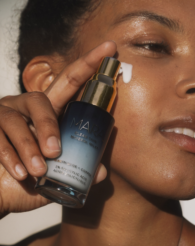 Model Apply MARA Clear Skin Mineral Milk