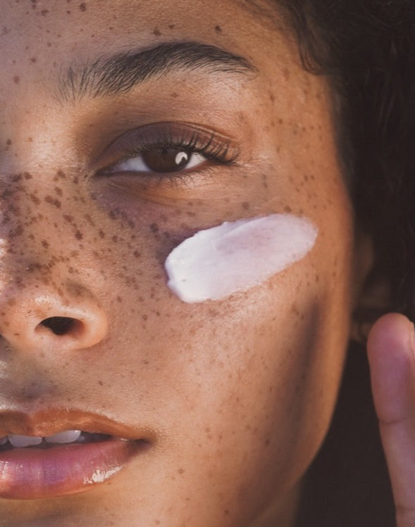 Model putting on SeaDream Algae Crème | Mara Beauty