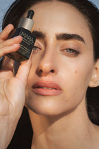 Model holding mini Universal Face Oil