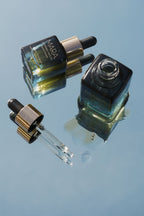 full size and mini Universal Face Oil on blue background