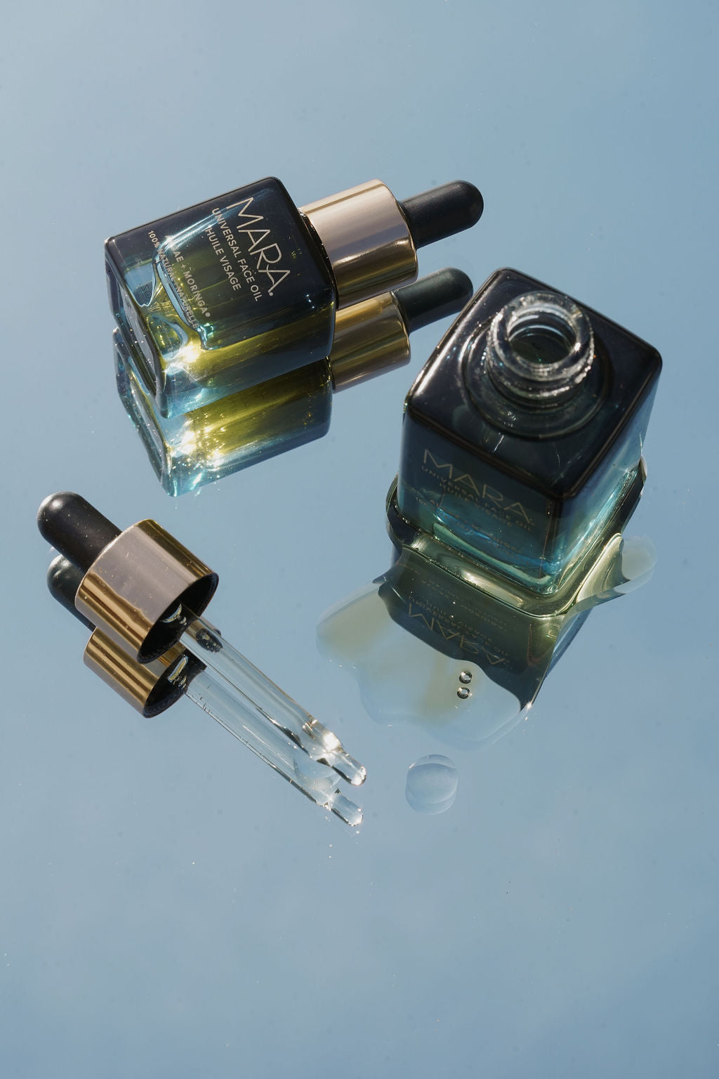 full size and mini Universal Face Oil on blue background