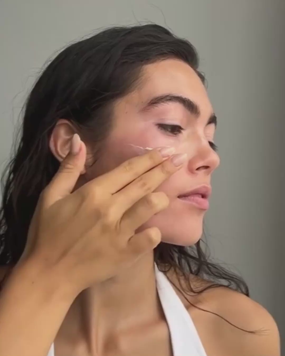 Woman applying Sea Dream Algae Creme to her cheek and rubbing it into her face 